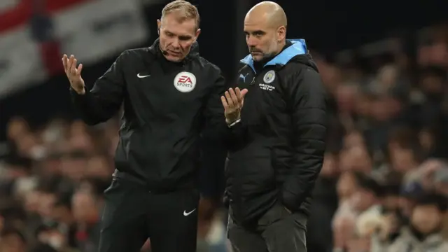 Pep Guardiola en discussion avec le quatrième arbitre du match contre Tottenham.