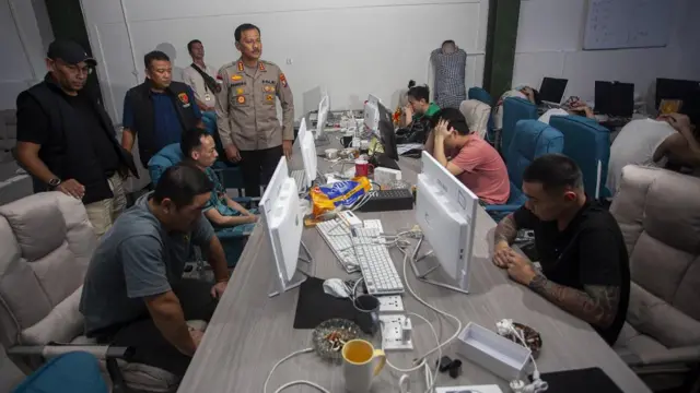 Penggerebekan tersebut dilakukan atas permintaan Kementerian Keamanan Publik Cina yang menemukan indikasi kejahatan love scamming alias penipuan asmara dari wilayah Indonesia.