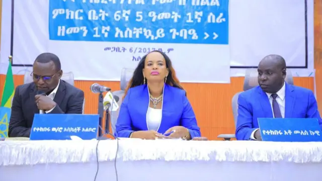 የቤኒሻንጉል ጉሙዝ ክልል ፍትህ ቢሮ ኃላፊ አቶ መሀመድ ሀሚድ፣ የክልሉ ምክር ቤት አፈ ጉባኤ ወ/ሮ አስካለች አልቦሮ እና ምክትል አፈጉባኤ አቶ መለሰ ኪዊ የጉባኤው መድረክ ላይ ቁጭ ብለው