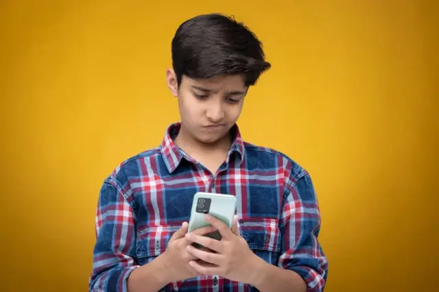 గ్రీస్, ఆస్ట్రేలియా, సోషల్ మీడియా, పిల్లలు