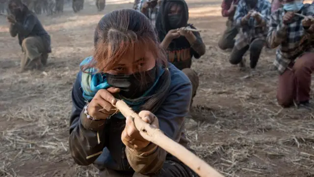 সেনাবাহিনীর বিরুদ্ধে অস্ত্র হাতে তুলে নিতে শুরু হয়েছে প্রশিক্ষণ