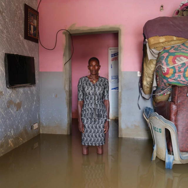 Orubo Oro debout dans l'eau de l'inondation dans sa maison dans la municipalité de Yenagoa, Bayelsa State, Nigeria - Novembre 2022