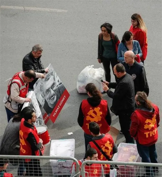 Bakırköy'de pankart fotoğrafı çeken polis