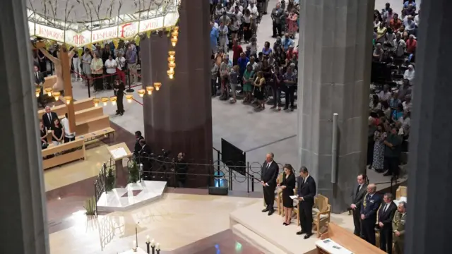 Rey Felipe y la reina Letizia de España junto a de cenas de fieles