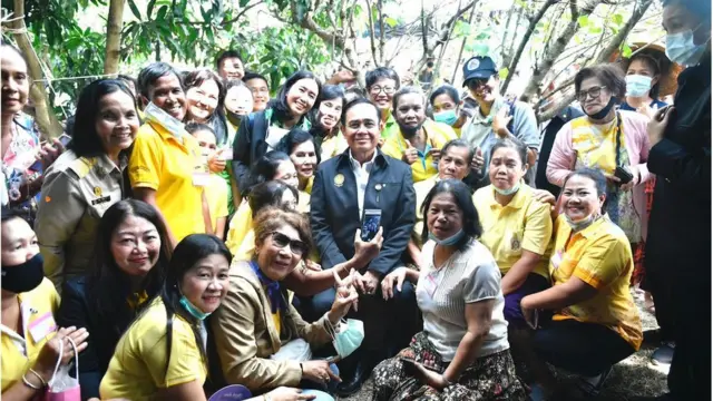 พล.อ. ประยุทธ์ จันทร์โอชา ได้รับกำลังใจจากชาวสมุทรสงคราม ระหว่างลงพื้นที่เมื่อช่วงเช้าวันนี้