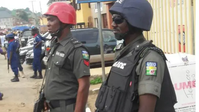 Awọn ọlọpaa yi agbegbe naa po lati ṣe aabo fun awon olukopa