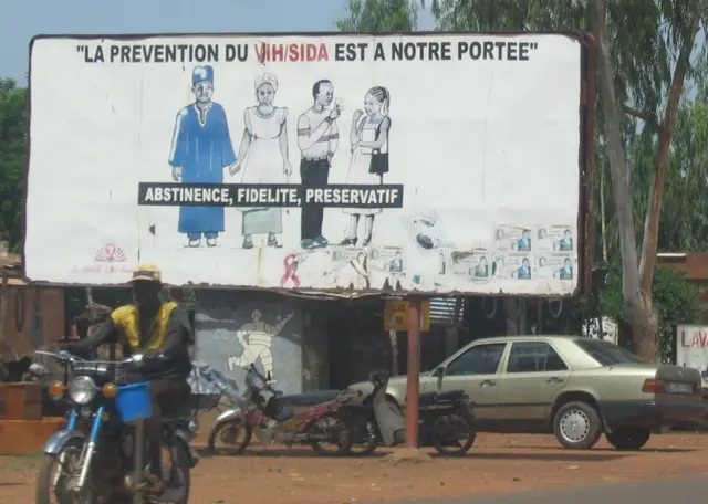 Mu mpera z'imyaka ya 1990 n'intangiriro z'iya 2000 ibihugu byinshi byakangukiye kurwanya SIDA