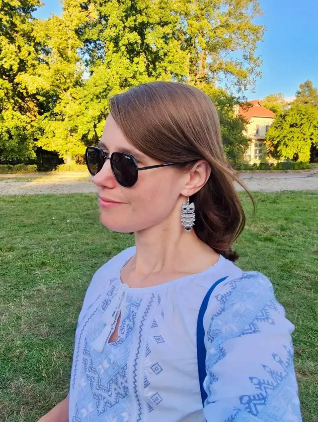 Дівчина в темних окулярах 