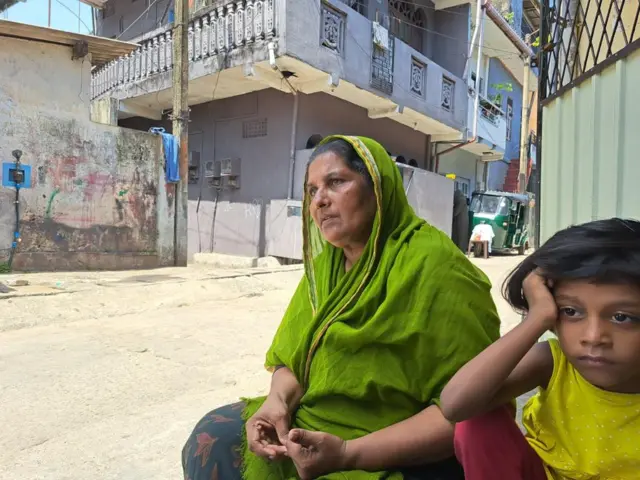 සීය වත්ත ප්‍රදේශයේම ජීවත්වන පනස් අට හැවිරිදි නසීරා කියා සිටියාය.