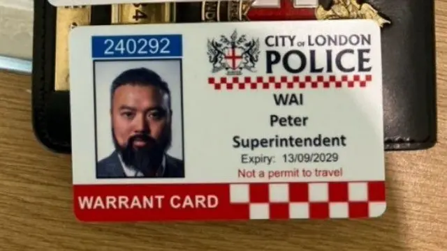 倫敦城警察委任證的特寫，上面有衛志樑的照片，寫有「Wai, Peter, Superintendent, Expiry: 13/09/2029, Not a permit to travel」。