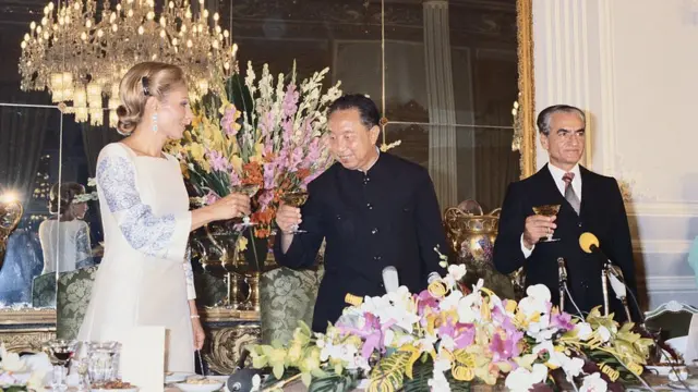 શાહ (એકદમ જમણે) ઈરાનને આધુનિક રાષ્ટ્ર બનાવવ માગતા હતા, જે કટ્ટરવાદીઓને પસંદ ન હતું