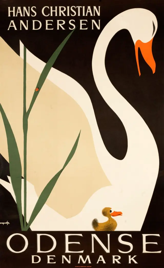 Póster de viaje de Odense, Dinamarca, El patito feo de Hans Christian Andersen
Ilustrado por Vagnby, circa 1950. Un patito feo nada junto a un hermoso cisne.