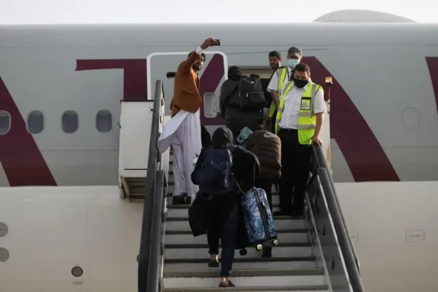 काबुलबाट बाहिर जान लागेको एउटा अन्तर्राष्ट्रिय उडानमा चढ्न लागेका अफगान नागरिकहरू