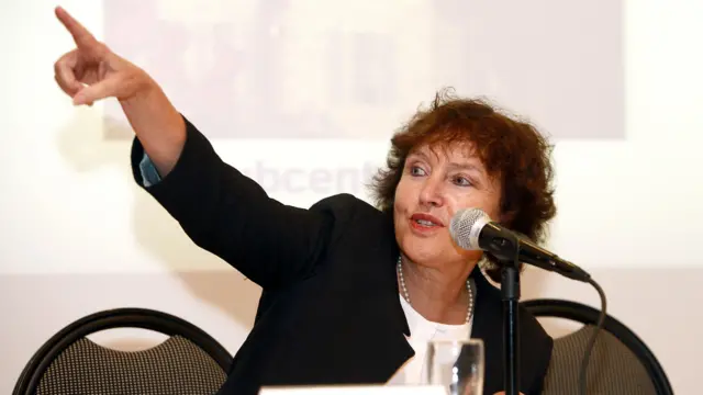 Karnit Flug le 30 octobre 2013, alors qu'elle était gouverneur de la Banque d'Israël, pointant le doigt en l'air lors d'une table ronde sur la politique économique sociale lors de la conférence « Causes et conséquences de l'inégalité » organisée par le Taub Center à Jérusalem le mercredi 30 octobre 2013.
