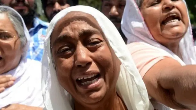 ન્યાયની માંગણી કરી રહી સ્ત્રીઓ