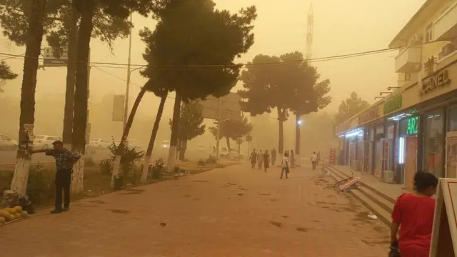 Қум бўрони оқибатида қоронғилашган Термиз шаҳри кўчаси