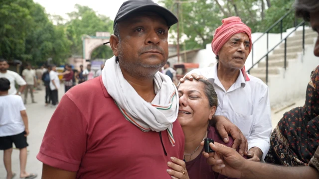 बिलखते हुए लोग