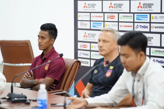 ဒီဇင်ဘာ ၂၀ ရက် သတင်းစာရှင်းလင်းပွဲမှာတွေ့ရတဲ့ မြန်မာအသင်းခေါင်းဆောင်မောင်မောင်လွင်