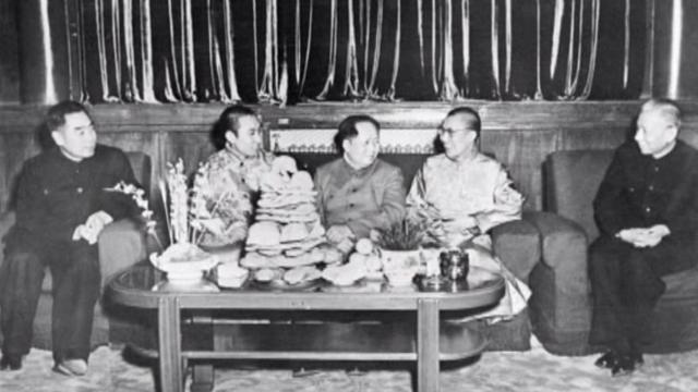 達賴喇嘛、班禪喇嘛上世紀50年代在北京與毛澤東、周恩來與劉少奇合影