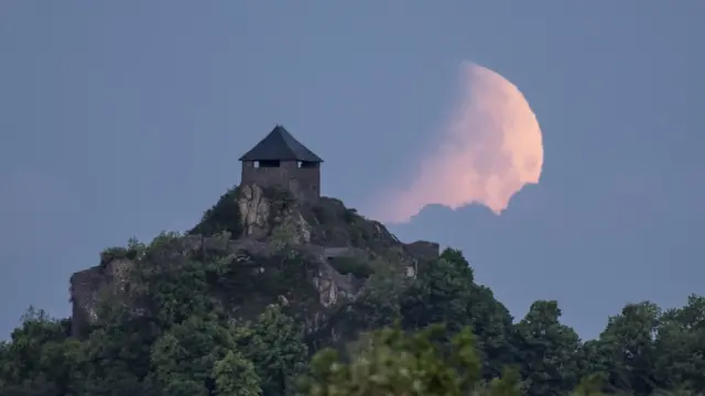 Супермісяць в небі над Угорщиною