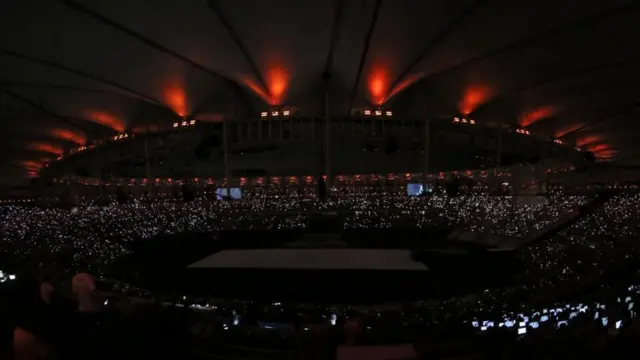 Cerimônia começou com o Maracanã às escuras