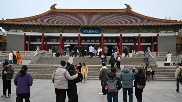 南京博物院入口广场上满布游人（23/12/2025）
