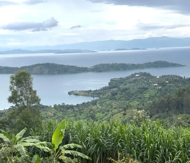 Uhagaze i Kinunu ikirwa kiboneka hafi ni ikirwa cya Bugarura, naho hirya hari ikirwa cya Ijwi, hirya kure hakaba imisozi miremire yo muri Kalehe muri DR Congo