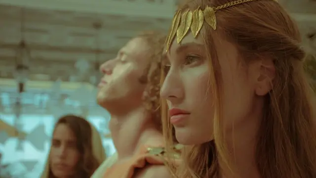 فتاة ترتدي زي روماني