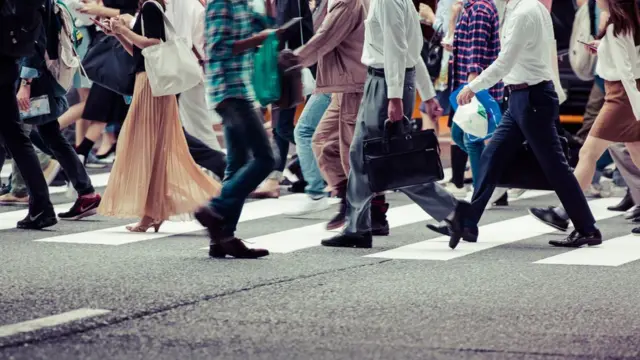 pessoas caminhando na rua