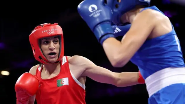 パリ五輪のボクシング女子66キロ級の2回戦でアンジェラ・カリニ選手(右)に勝利したイマネ・ケリフ選手