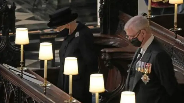 La reina Isabel II sentada cerca de su hijo el príncipe Andrés, duque de York.
