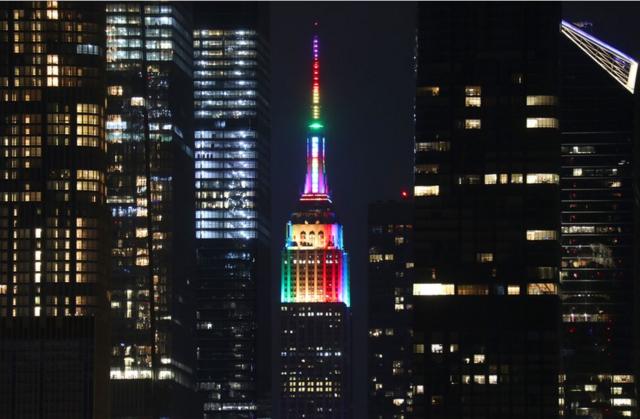 美国纽约城的帝国大厦点亮彩虹灯庆祝骄傲大游行。
