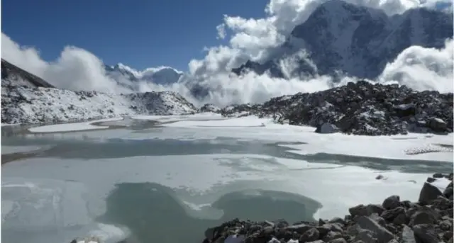 Um lago no glaciarjogos online click jogosKhumbu