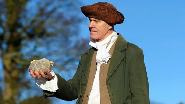 Участник соревнования по метанию хаггиса