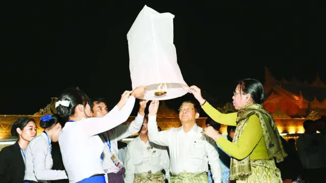 မီးပုံးပျံလွှတ်နေတဲ့ စစ်ခေါင်းဆောင် ဗိုလ်ချုပ်မှူးကြီးမင်းအောင်လှိုင်နဲ့ဇနီးဒေါ်ကြူကြူလှ