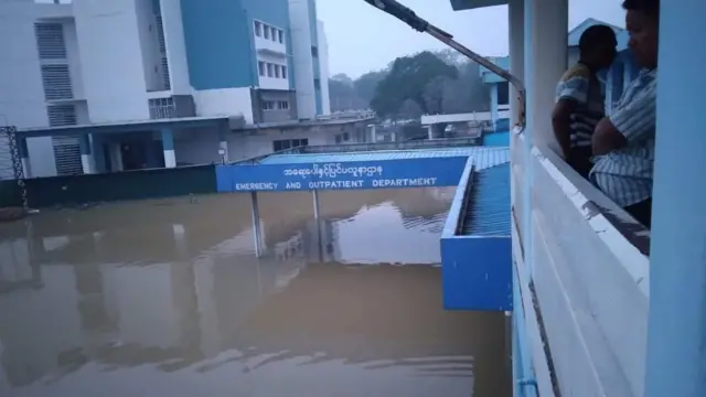 ပဲခူးဆေးရုံကြီး အောက်ထပ်လည်း ရေမြုပ်နေတာကြောင့် လူနာတွေကို ရွှေ့ပြောင်းထားရပါတယ်