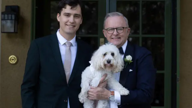 Anthony Albanese oo la taagan wiilkiisa Nathan iyo eygiisa, ringbearer Toto 