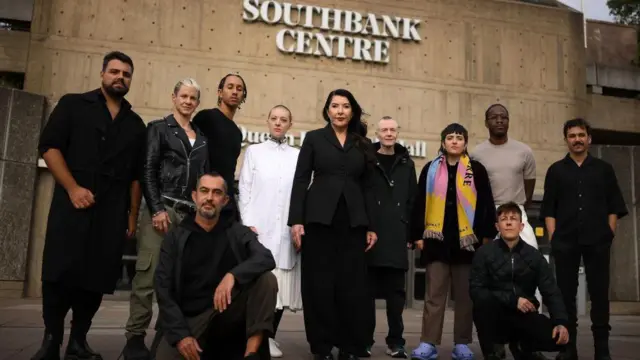 Marina Abramovic y el grupo de artistas elegidos para la exposición "Takeover"