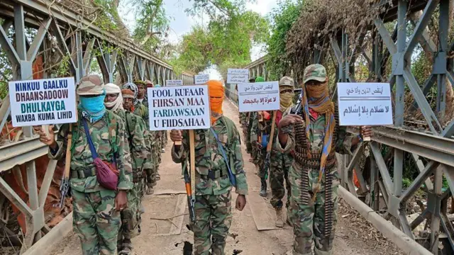 የአልሸባብ ተዋጊዎች መፈክር ይዘው