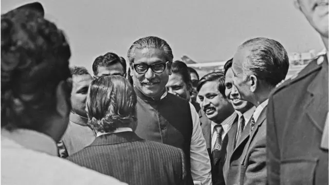 উনিশ'শ তিয়াত্তর সালে লন্ডনের হিথ্রো বিমানবন্দরে কমনওয়েলথ সম্মেলনে যোগ দিতে আসা শেখ মুজিবুর রহমান।