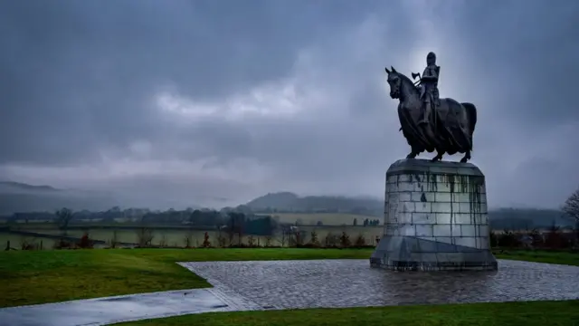 Конная статуя под грозовым небом