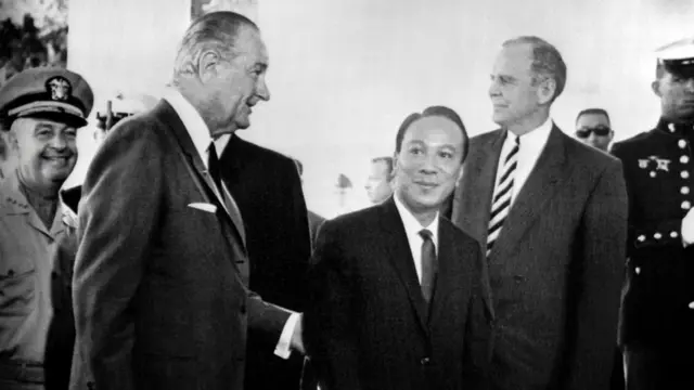 Tổng thống Mỹ Lyndon Johnson và Tổng thống Việt Nam Cộng hòa Nguyễn Văn Thiệu tại một hội nghị Mỹ - Miền Nam Việt Nam hôm 20/7/1968 ở Honolulu.