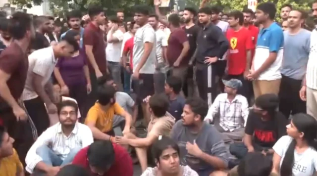 டெல்லி: பயிற்சி மையத்தில் வெள்ளம் சூழ்ந்ததில் மூன்று மாணவர்கள் பலி - என்ன நடந்தது?