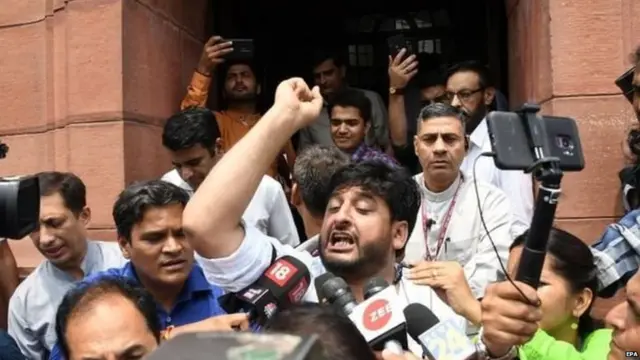 संसदेबाहर निदर्शनं करताना पीडीपीचे खासदार