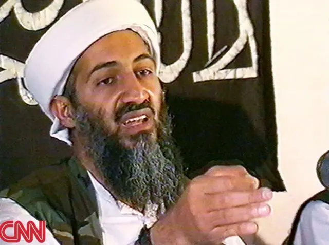 Oussama Ben Laden, fondateur de l'organisation islamiste militante Al-Qaïda et cerveau de nombreux attentats terroristes contre les États-Unis.