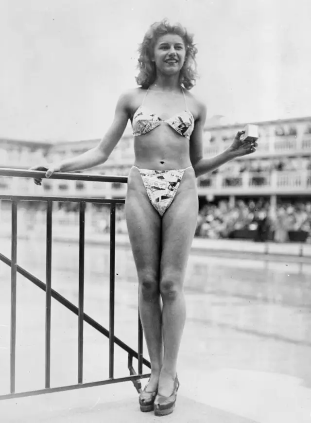Micheline Bernardini de biquíni