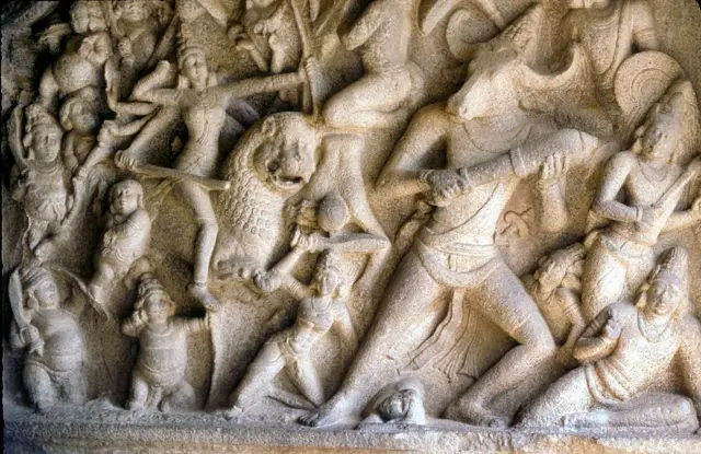 তামিলনাডুর মহাবলিপুরমে মহিষাসুরমর্দিনী গুহায় দেবী দুর্গা ও মহিষাসুরের যুদ্ধে খোদাই করা ভাস্কর্য, খ্রষ্টীয় সপ্তম শতাব্দীর নিদর্শন