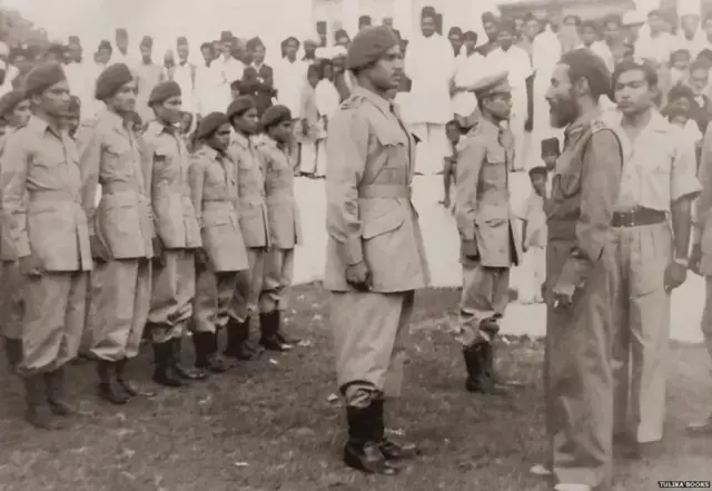 రజాకార్లతో మాట్లాడుతున్న ఖాసిం రిజ్వీ (కుడి)