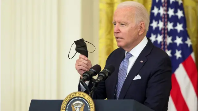 Biden fala ao microfone