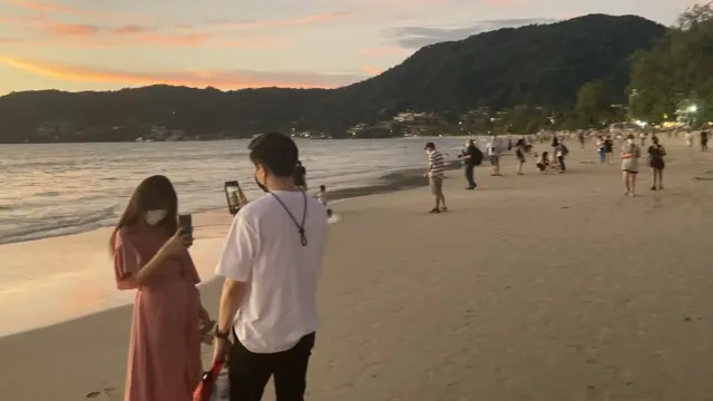Người dân vui chơi tại bãi biển Phuket, Thái Lan hôm 4/7/2021